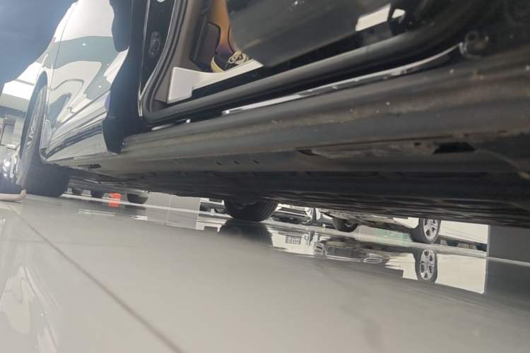 Used Denza D9 2022 DM-i 970 Four-Wheel Drive Flagship Model Left Side Sill