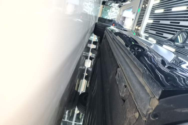 Used Denza D9 2022 DM-i 970 Four-Wheel Drive Prestige Model Left Side Sill
