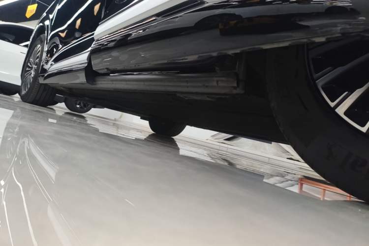 Used Denza D9 2022 DM-i 1040 Prestige Model Left Side Sill