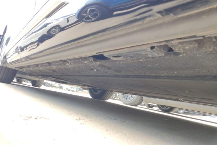Used Denza D9 2022 DM-i 1040 Prestige Model Left Side Sill
