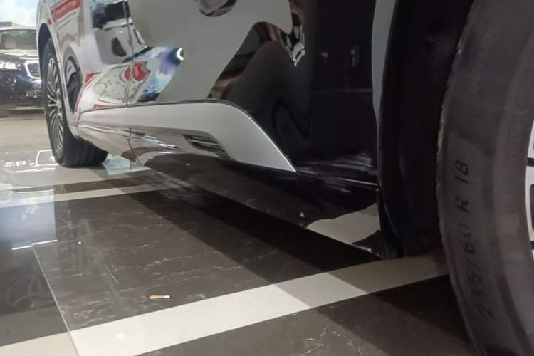 Used Denza D9 2022 DM-i 1040 Prestige Model Left Side Sill
