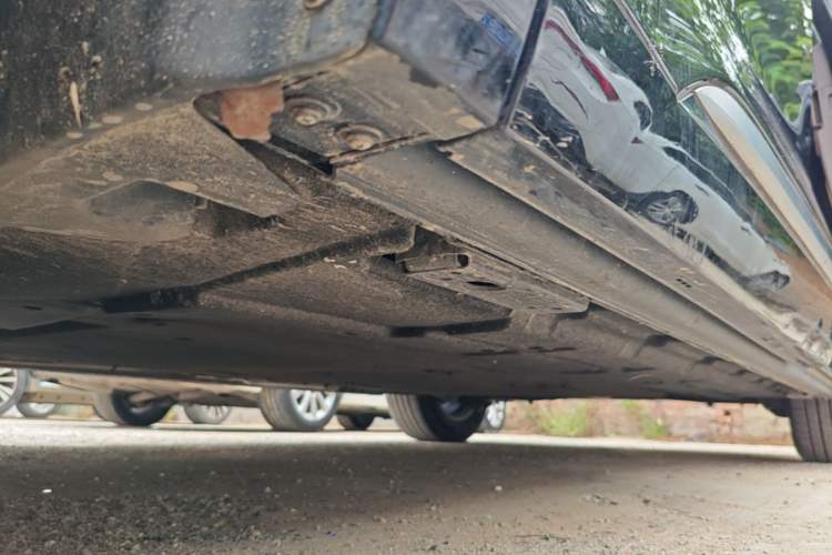 Used Denza D9 2022 DM-i 1040 Prestige Model Left Side Sill
