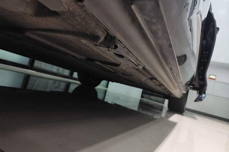 Used Denza D9 2022 DM-i 1040 Prestige Model Left Side Sill