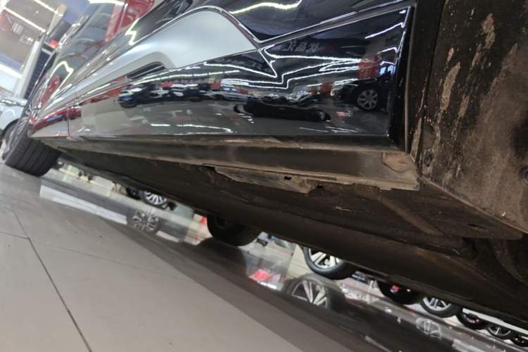 Used Denza D9 2022 DM-i 1040 Prestige Model Left Side Sill