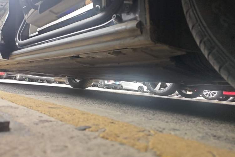 Used Denza D9 2022 DM-i 1040 Prestige Model Left Side Sill