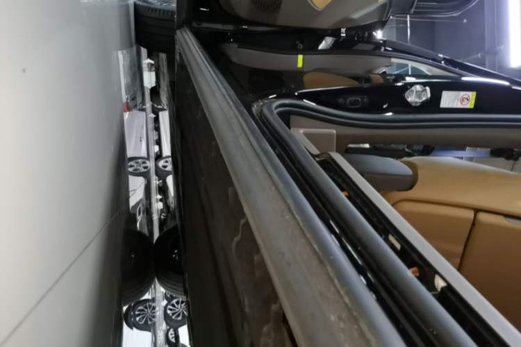 Used Denza D9 2022 DM-i 970 Four-Wheel Drive Flagship Model Left Side Sill