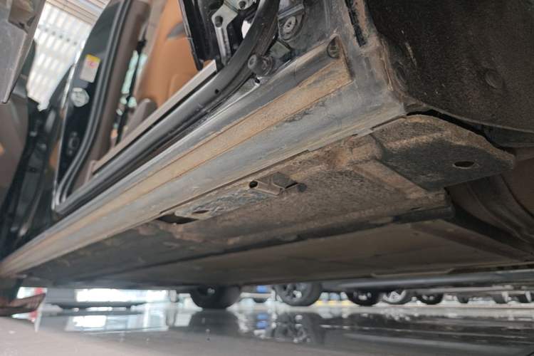 Used Denza D9 2022 DM-i 970 Four-Wheel Drive Prestige Model Left Side Sill