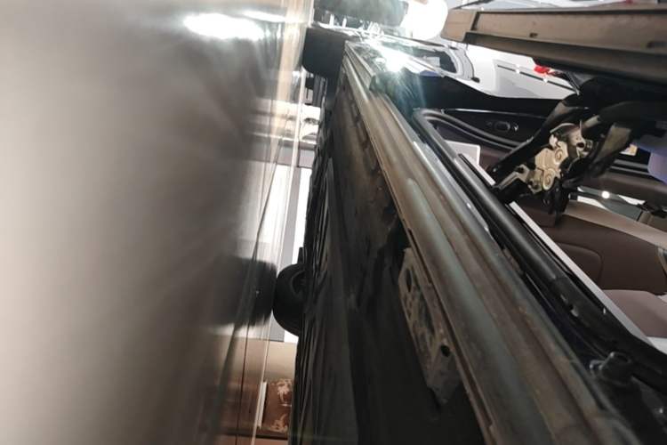 Used Denza D9 2022 DM-i 1040 Prestige Model Left Side Sill