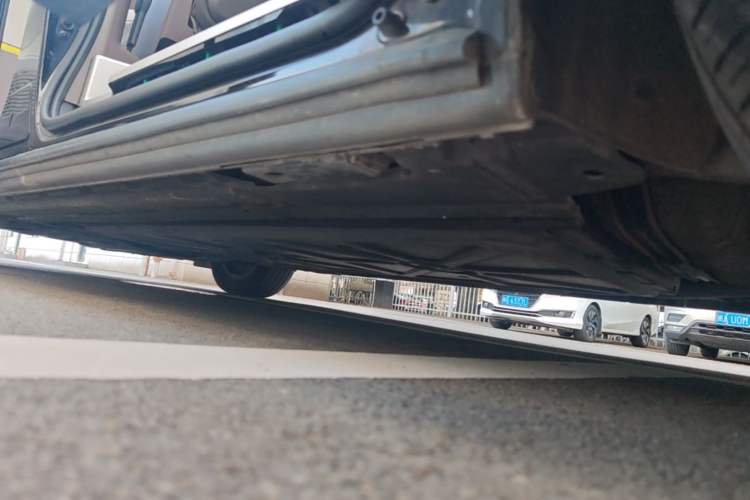Used Denza D9 2022 DM-i 1040 Prestige Model Left Side Sill