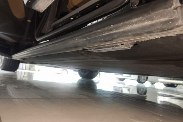 Used Denza D9 2022 DM-i 1040 Prestige Model Left Side Sill