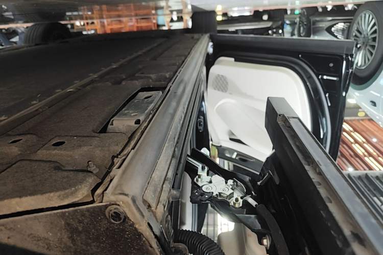 Used Denza D9 2022 EV 600 Four-Wheel Drive Flagship Model Left Side Sill