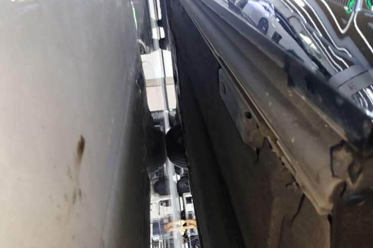 Used Denza D9 2022 DM-i 970 Four-Wheel Drive Prestige Model Left Side Sill