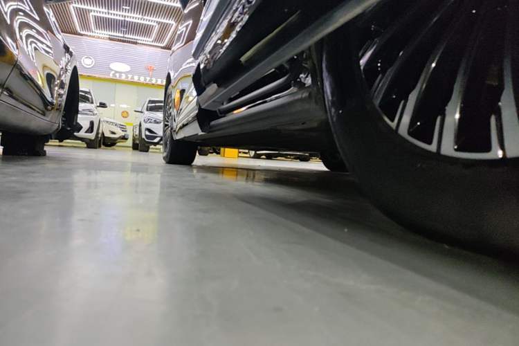 Used Denza D9 2022 DM-i 1040 Prestige Model Left Side Sill