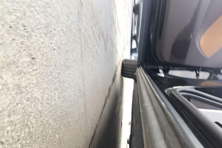 Used Denza D9 2022 DM-i 970 Four-Wheel Drive Prestige Model Left Side Sill