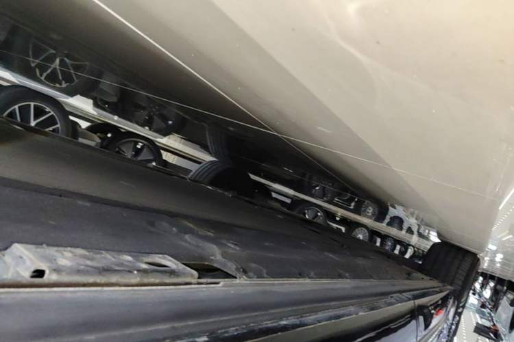 Used Denza D9 2022 DM-i 1040 Prestige Model Left Side Sill