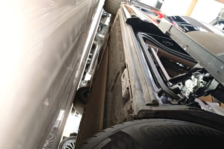 Used Denza D9 2022 DM-i 1040 Prestige Model Left Side Sill