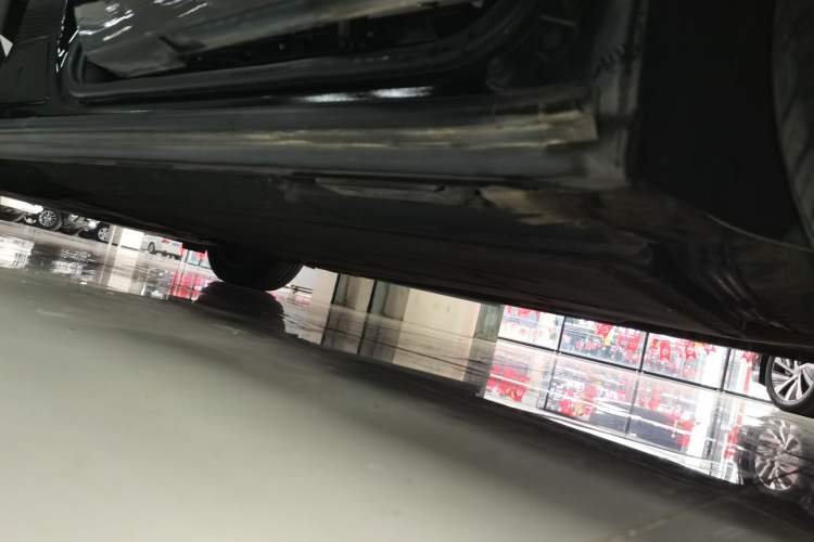 Used Denza D9 2022 DM-i 1040 Prestige Model Left Side Sill