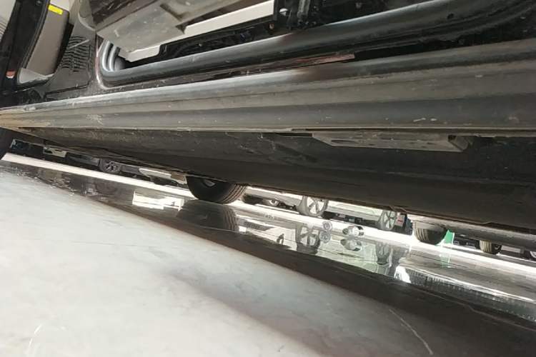 Used Denza D9 2022 DM-i 970 Four-Wheel Drive Flagship Model Left Side Sill