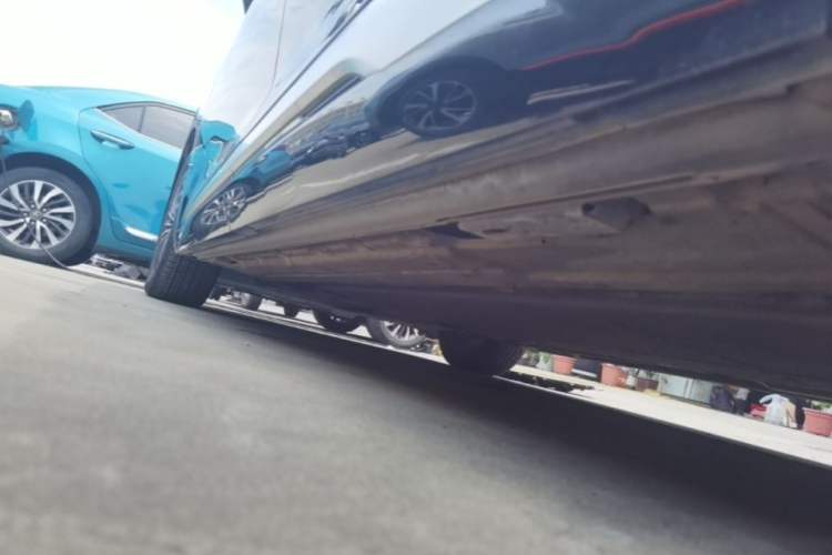 Used Denza D9 2022 DM-i 1040 Prestige Model Left Side Sill
