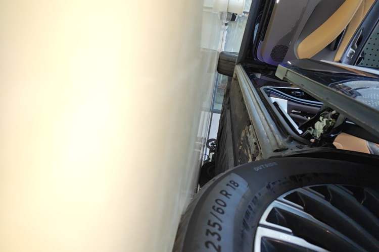 Used Denza D9 2022 DM-i 1040 Prestige Model Left Side Sill