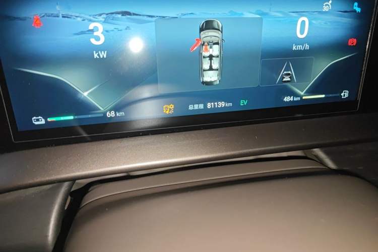Used Denza D9 2022 DM-i 970 Four-Wheel Drive Prestige Model Odometer Close Up