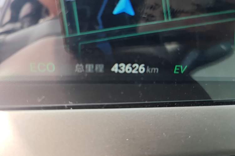 Used Denza D9 2022 DM-i 970 Four-Wheel Drive Prestige Model Odometer Close Up