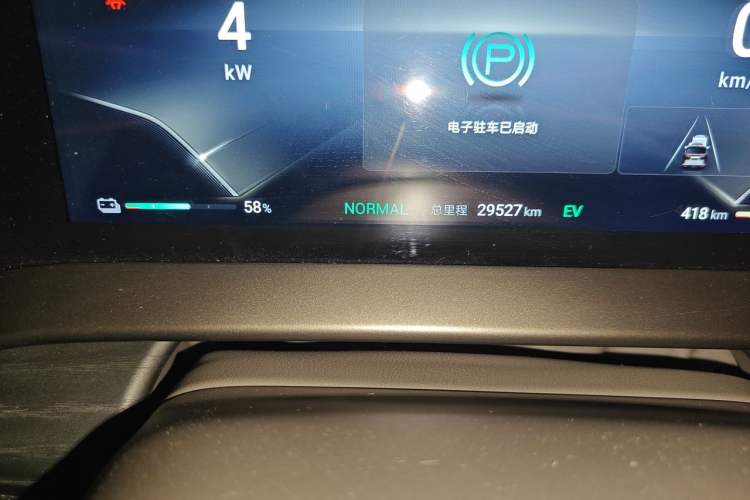 Used Denza D9 2022 DM-i 970 Four-Wheel Drive Prestige Model Odometer Close Up