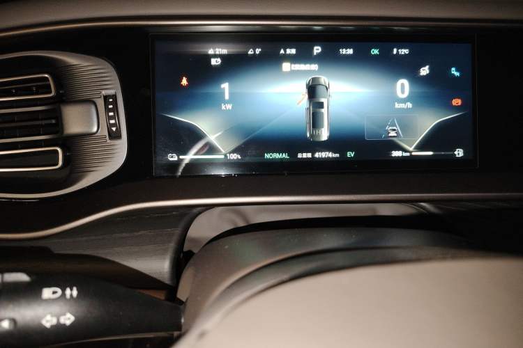 Used Denza D9 2022 DM-i 970 Four-Wheel Drive Prestige Model Odometer Close Up
