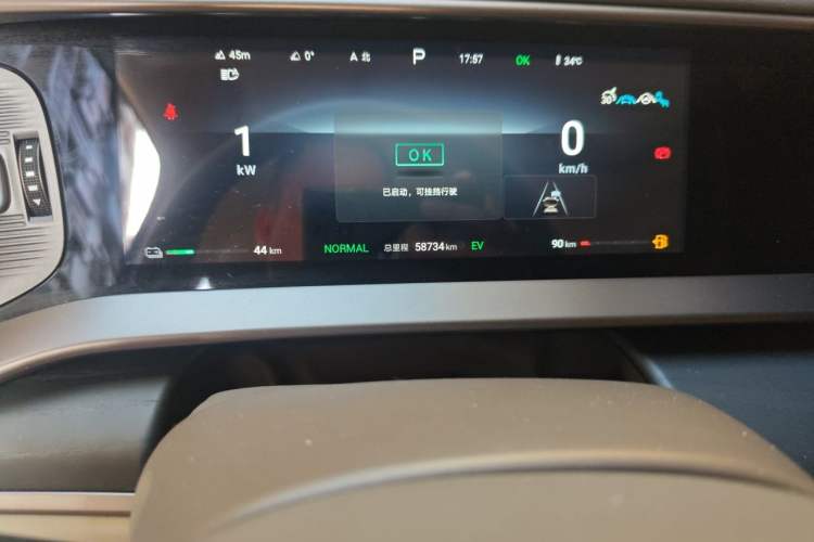 Used Denza D9 2022 DM-i 970 Four-Wheel Drive Prestige Model Odometer Close Up