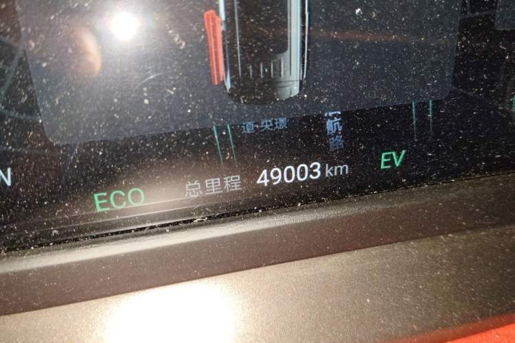 Used Denza D9 2022 DM-i 970 Four-Wheel Drive Prestige Model Odometer Close Up
