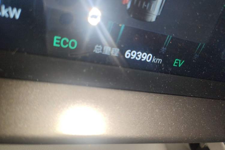 Used Denza D9 2022 DM-i 1040 Prestige Model Odometer Close Up