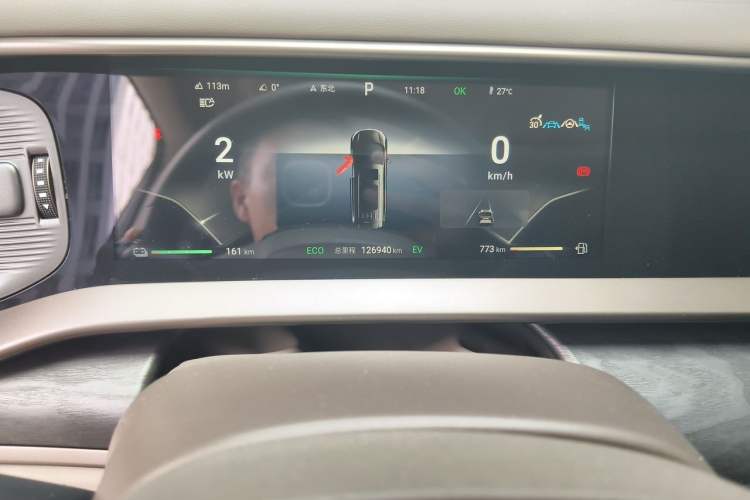 Used Denza D9 2022 DM-i 1040 Prestige Model Odometer Close Up