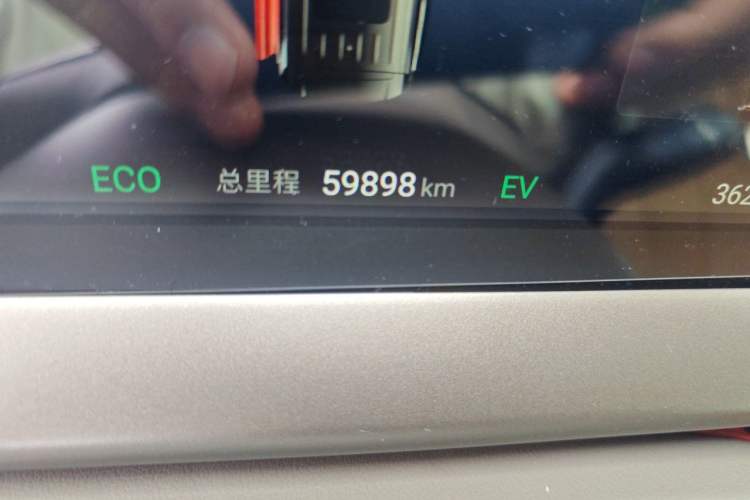 Used Denza D9 2022 DM-i 970 Four-Wheel Drive Prestige Model Odometer Close Up