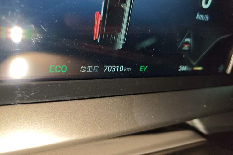 Used Denza D9 2022 DM-i 970 Four-Wheel Drive Flagship Model Odometer Close Up