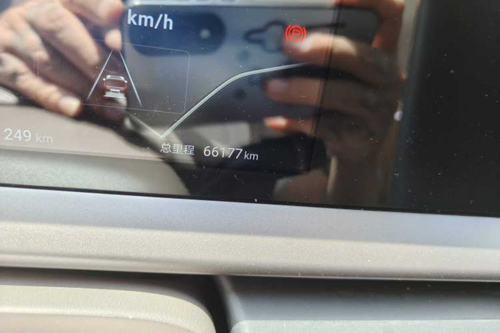Used Denza D9 2022 EV 600 Four-Wheel Drive Flagship Model Odometer Close Up