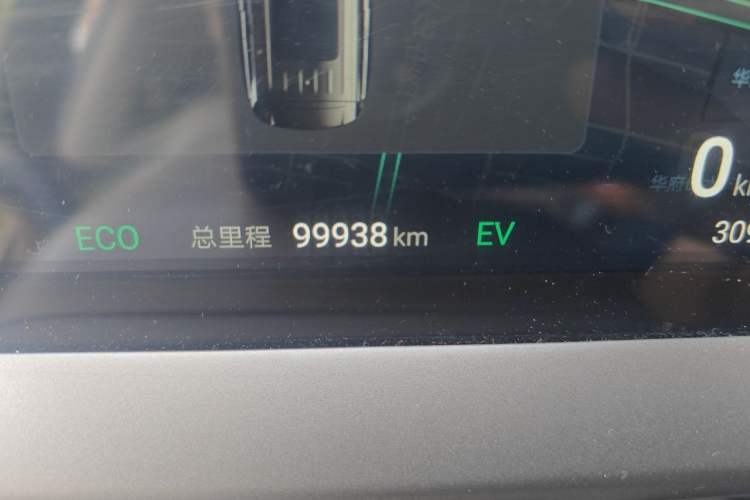 Used Denza D9 2022 DM-i 970 Four-Wheel Drive Prestige Model Odometer Close Up