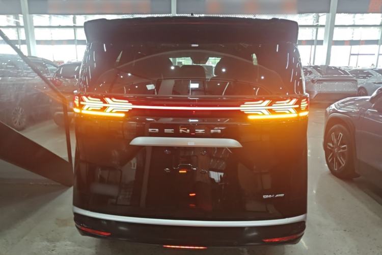 Used Denza D9 2022 DM-i 970 Four-Wheel Drive Prestige Model Rear
