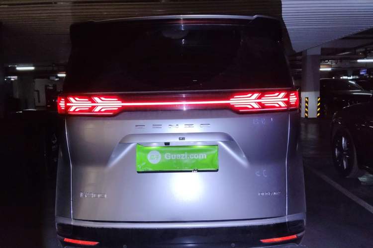 Used Denza D9 2022 DM-i 970 Four-Wheel Drive Prestige Model Rear