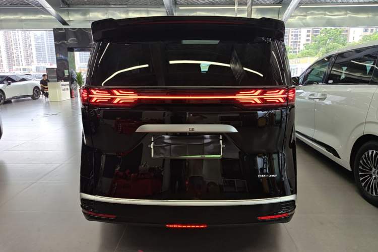 Used Denza D9 2022 DM-i 970 Four-Wheel Drive Flagship Model Rear