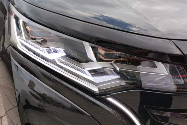 Used Denza D9 2022 DM-i 1040 Prestige Model Right Front Headlight