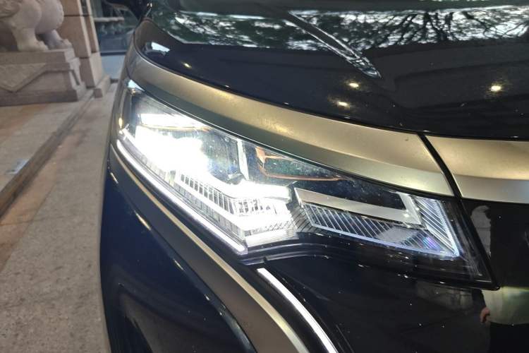 Used Denza D9 2022 EV 600 Four-Wheel Drive Flagship Model Right Front Headlight
