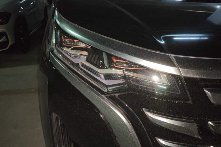 Used Denza D9 2022 DM-i 970 Four-Wheel Drive Prestige Model Right Front Headlight
