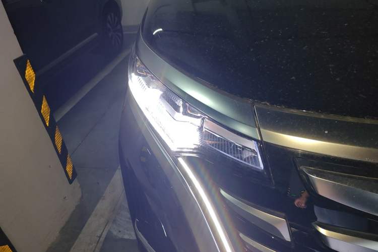 Used Denza D9 2022 DM-i 970 Four-Wheel Drive Prestige Model Right Front Headlight