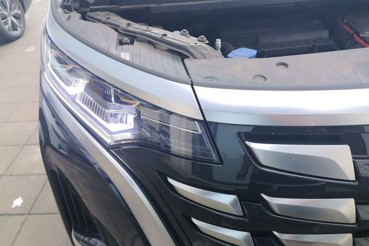 Used Denza D9 2022 DM-i 970 Four-Wheel Drive Prestige Model Right Front Headlight