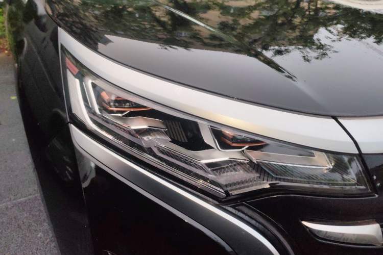 Used Denza D9 2022 DM-i 970 Four-Wheel Drive Flagship Model Right Front Headlight