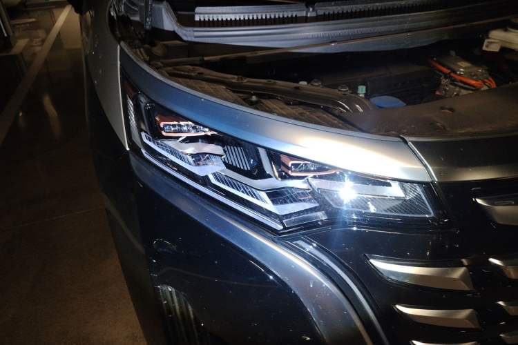 Used Denza D9 2022 DM-i 970 Four-Wheel Drive Prestige Model Right Front Headlight