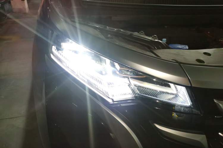 Used Denza D9 2022 DM-i 970 Four-Wheel Drive Prestige Model Right Front Headlight