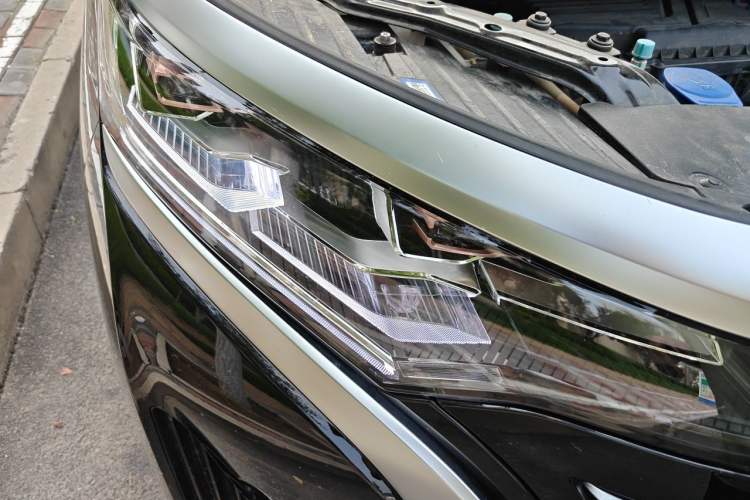 Used Denza D9 2022 DM-i 970 Four-Wheel Drive Prestige Model Right Front Headlight