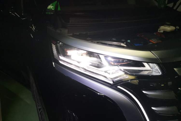 Used Denza D9 2022 DM-i 970 Four-Wheel Drive Flagship Model Right Front Headlight