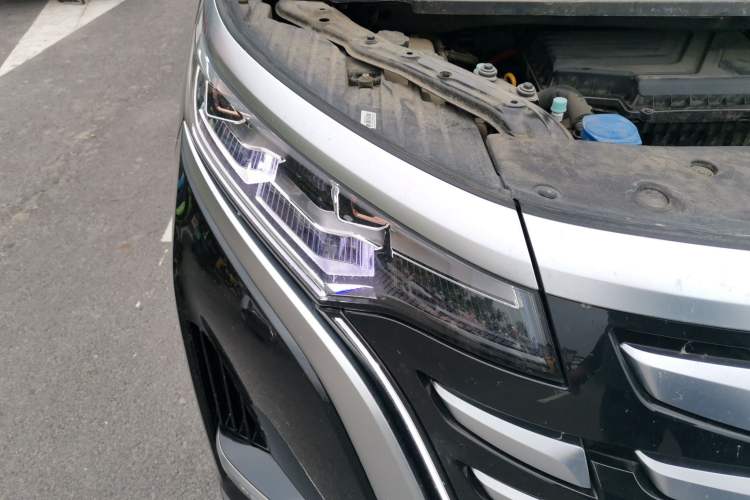 Used Denza D9 2022 DM-i 970 Four-Wheel Drive Flagship Model Right Front Headlight